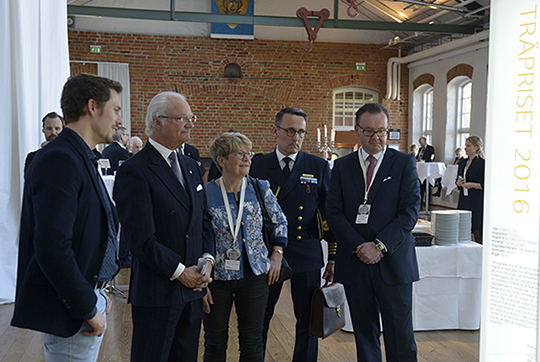 Kungen tas emot av Monika Stridsman, ordförande Föreningen Skogen och Karl-Henrik Sundström, styrelseordförande i Skogsindustrierna tillika koncernchef i Stora Enso.