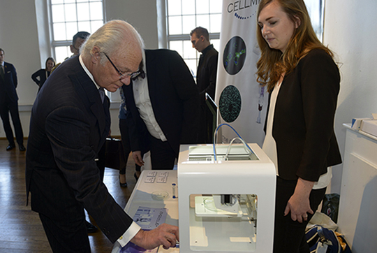 Kungen trycker på knappen för printning av en näsa i nanocellulosa tillsammans med Ida Henriksson, Cellink.