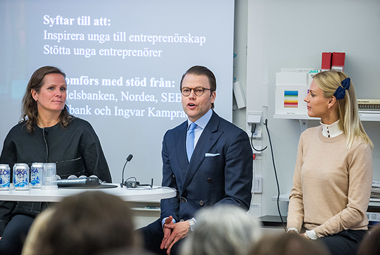 Renée Voltaire, Prins Daniel och Stina Honkamaa Bergfors berättar om erfarenheter av entreprenörskap under besöket på Kungsgårdsgymnasiet.
