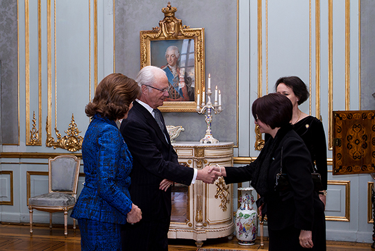 Tunisiens ambassadör Fatma Omrani Chargui välkomnas av Kungaparet i Prinsessan Sibyllas våning.