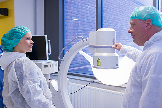Chefläkare Jan Zedenius demonstrerar en röntgenapparat som kan flyttas mellan salarna på operationsavdelningen.