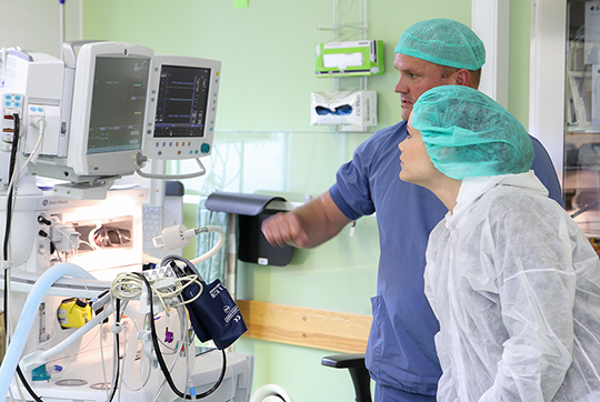 Thomas Johansen, avdelningschef med särskilt ansvar för patientsäkerheten på Sophiahemmet, visar Prinsessan Sofia runt på operationsavdelningen.
