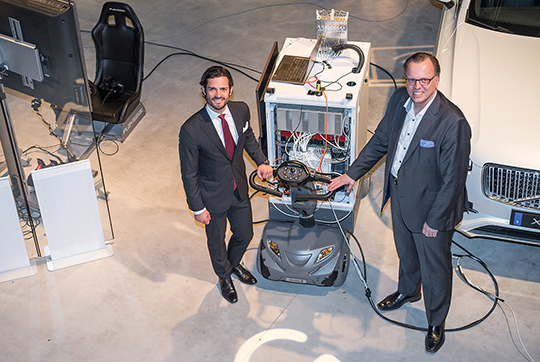 Prinsen och Mats Guldbrand vid världens första 5g-testbädd, som introducerades i november 2014. År 2020 kommer 5G finnas på marknaden i bred skala.