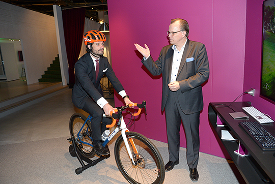 Prins Carl Philip testar en cykelhjälm som registrerar trafiken runtomkring. Mats Guldbrand, Networked Society Evangelist, berättar om den uppkopplade hjälmen som är en pilotstudie Ericsson genomför i samarbete med Volvo Cars. 