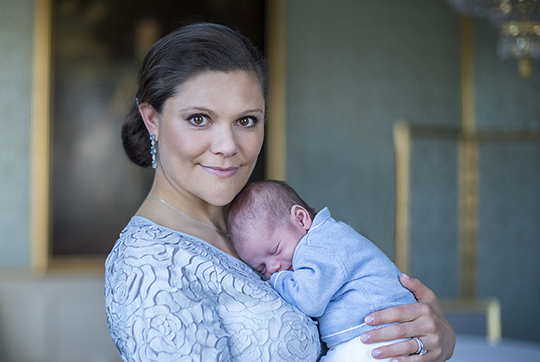 Kronprinsessan och den nyfödde Prins Oscar