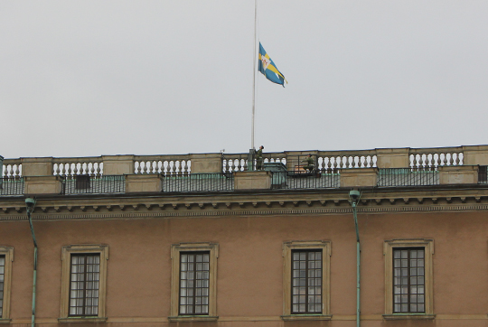 Flagga på halv stång på Kungliga slottet.