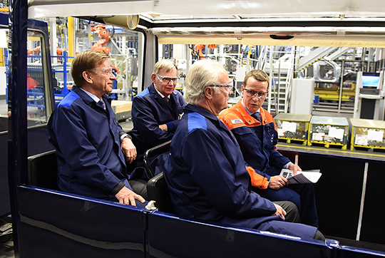 Under besöket på anläggningen i Torslanda fick Kungen ta del av tillverkningsprocessen under en rundtur med Blå Tåget.