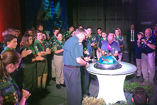Kungen, ledare för World Scout Foundation och lokala scoutledare skär upp tårtan under fredagskvällens Celebrating Scouts Australia Dinner.