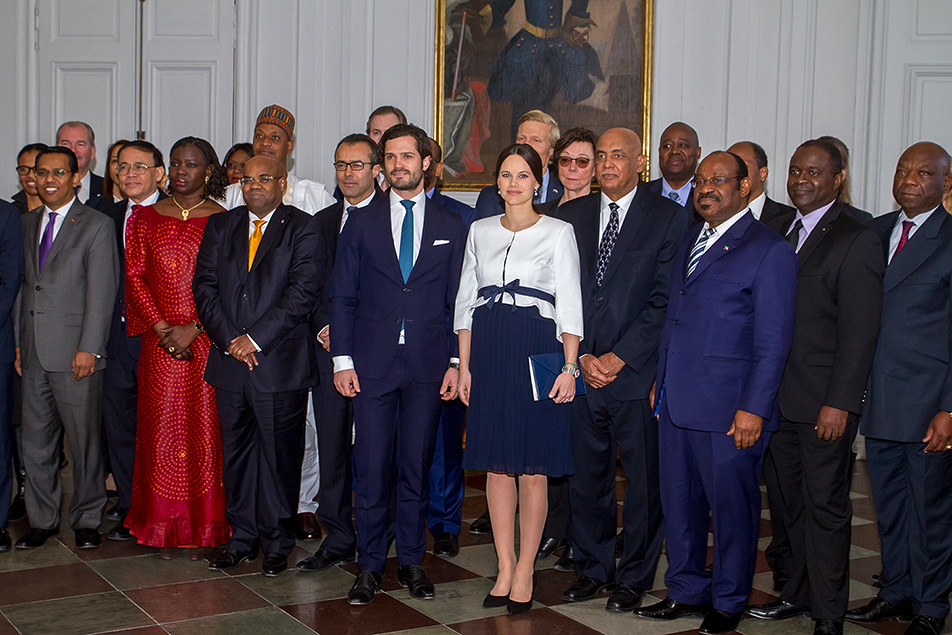 Prins Carl Philip och Prinsessan Sofia tillsammans med ambassadörerna.