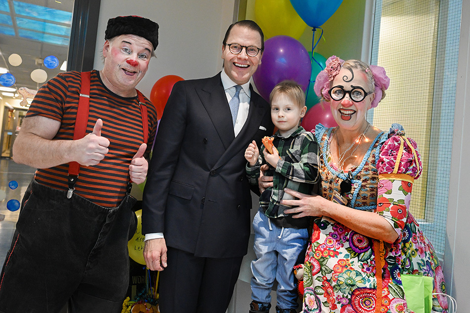 Prins Daniel tillsammans med Lukas, som är patient på avdelningen, samt clownerna Niklas Lindgren och Eva Riepe. 