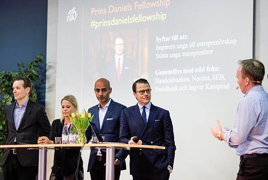 Inspiratörerna Melker Andersson, Anna Stenberg och Saeid Esmaeilzadeh tillsammans med Prinsen under aulaföreläsningen.