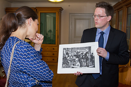 I KB:s gamla läsesal som idag är kontor. Kronprinsessan får se ett tryck som visar läsesalen när det begav sig, tecknat av Nils G. Janzon.