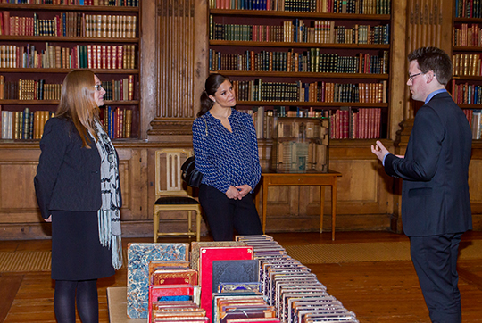 Bibliotekarie Linda Österberg och t f slottsbibliotekarie Arvid Jakobsson berättar om det pågående arbetet med att sortera och katalogisera Karl XV:s boksamling.