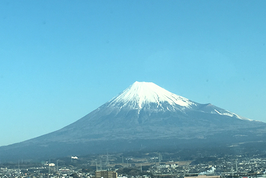 Utsikt från höghastighetståget Shinkansen: Mount Fuji som är Japans högsta berg.