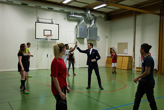 Volleyboll i gymnastiksalen på nya Perslundaskolan. 
