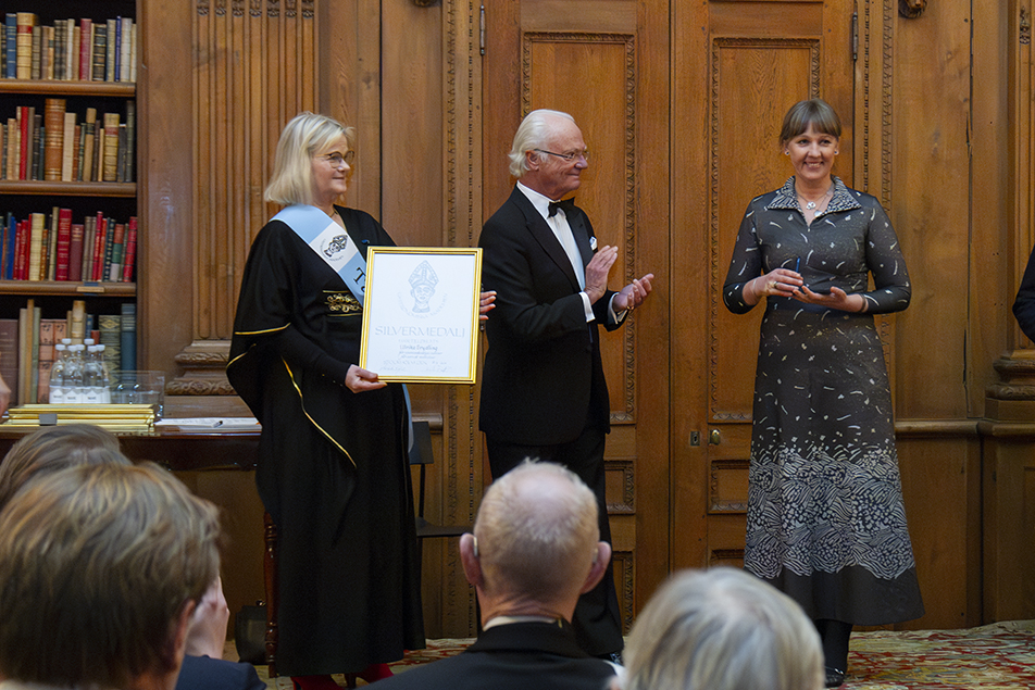 Ulrika Brydling, som bland annat är kock, krögare och utbildare, fick ta emot Gastronomiska akademiens silvermedalj ur Kungens hand. 