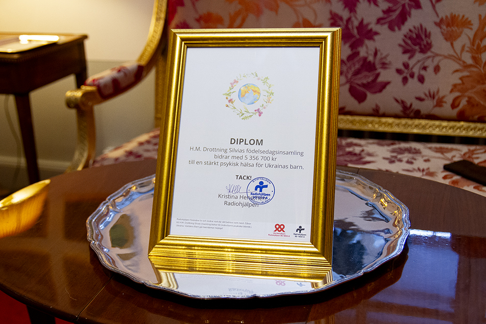 Drottningen fick ta emot ett diplom av Radiohjälpens generalsekreterare med anledning av insamlingen till krigsdrabbade barn i Ukraina.