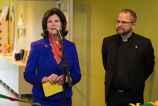 Drottningen och Stefan Nilsson, direktor Ersta diakoni, under invigningen av den nya kliniken.
