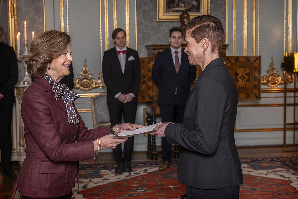 Karin Persson tar emot sitt stipendium ur Drottningens hand.