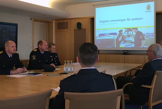 Kungen i samtal med Mats Löfving, chef för Nationella Operativa Avdelningen, rikspolischefen Dan Eliasson och länspolismästare Madeleine Jufors.