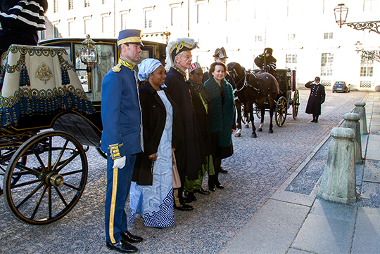 Guineas ambassadör Fatoumata Balde vid ankomsten till Kungl. Slottet.