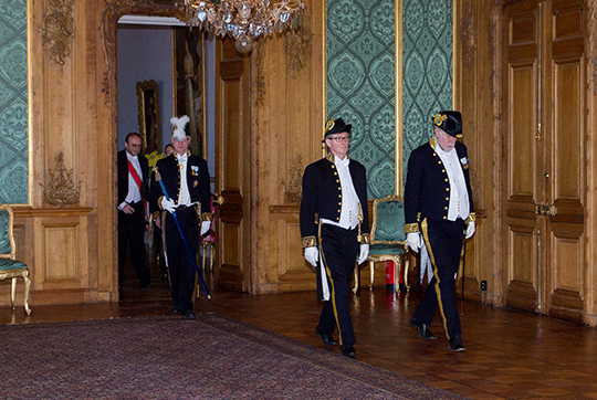 Tjeckiens ambassadör Jiri Sitler på väg genom Kungl. Slottet till Östra åttkantiga kabinettet där Kungen tar emot.