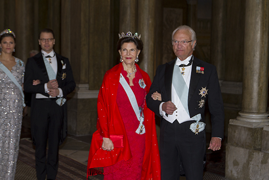 Kungaparet anländer till representationsmiddagen på Kungliga slottet.