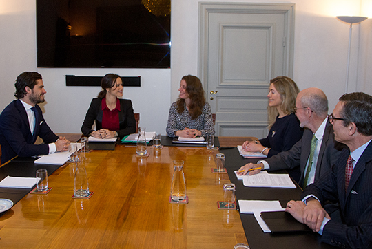Prins Carl Philip, Prinsessan Sofia, verksamhetschef Sofia Ewerlöf, Karin Mattsson Weijber, Per Stenbeck och Jan Lindman under mötet.