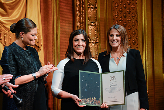 Adina Krantz och Nadine Gerson grundare av föreningen Zikaron tar emot 2016 års stipendium av Kronprinsessan.