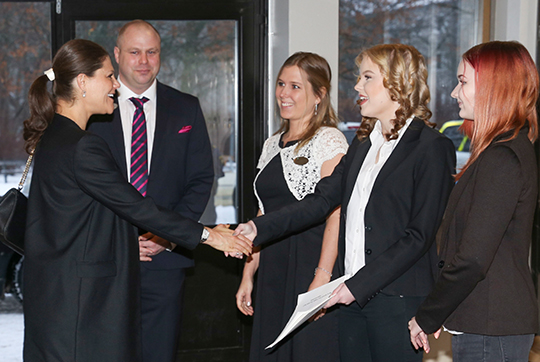 Kronprinsessan välkomnas till Viksjöskolan av rektor Johan Nyström Hjertvinge, lärare Charlotta Granath samt eleverna Alexandra Kron och Felicia Eriksson.