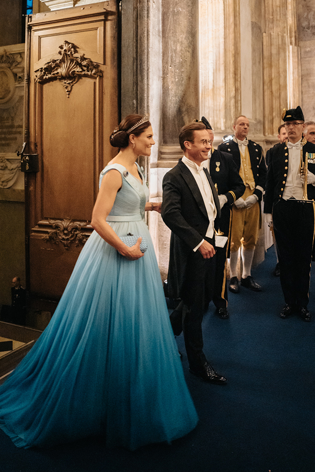 The Crown Princess and Prime Minster Ulf Kristersson arrive in the Hall of State. 