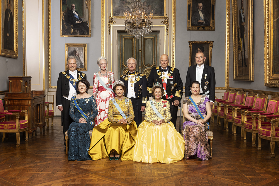 DD.MM. Konungen och Drottningen fotograferade med de nordiska statscheferna med gemåler i samband med firandet av Konungens 50-årsjubileum på tronen. 