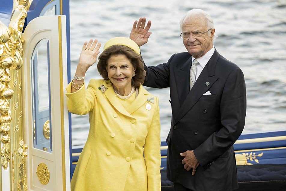 The King and Queen on board the Royal Barge Vasaorden.