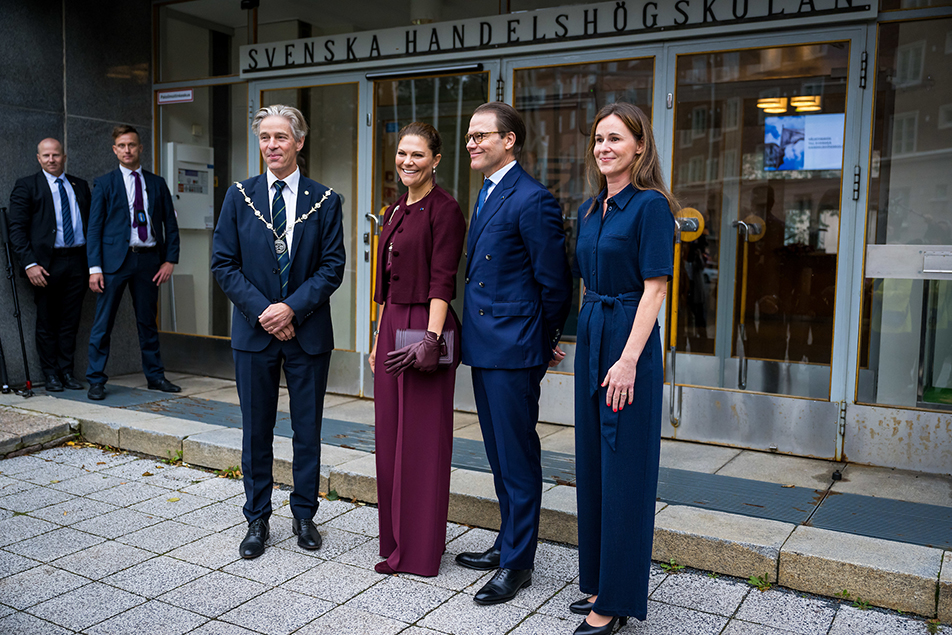 Kronprinsessan och Prins Daniel vid ankomsten till Svenska Handelshögskolan (Hanken).
