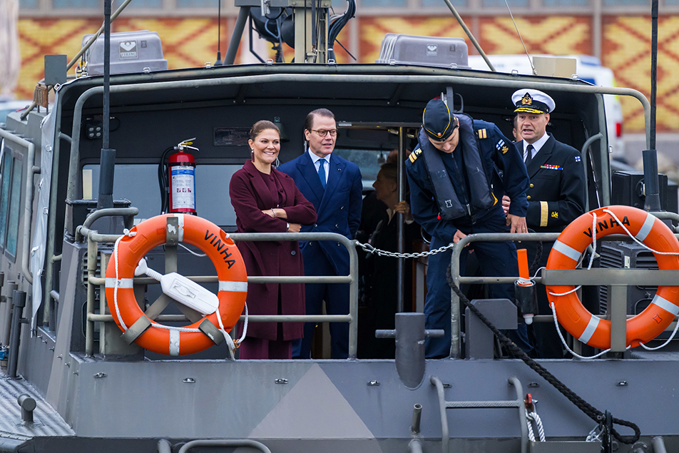 Kronprinsessparet färdades med båt från Lybeckskajen till Sveaborg.