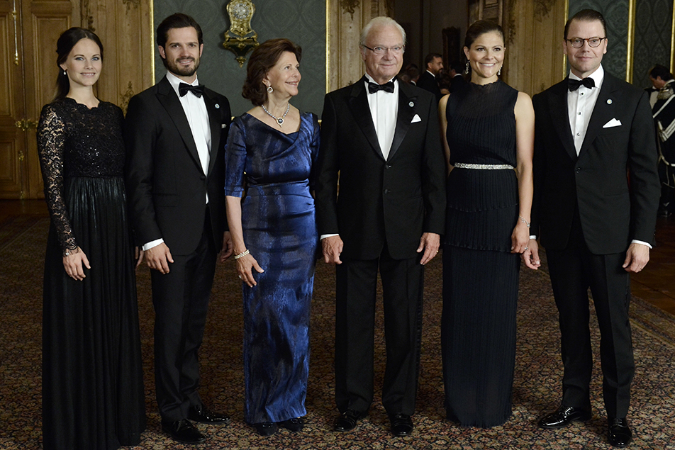 Prinsessan Sofia, Prins Carl Philip, Drottningen, Kungen, Kronprinsessan och Prins Daniel vid Sverigemiddagen. 
