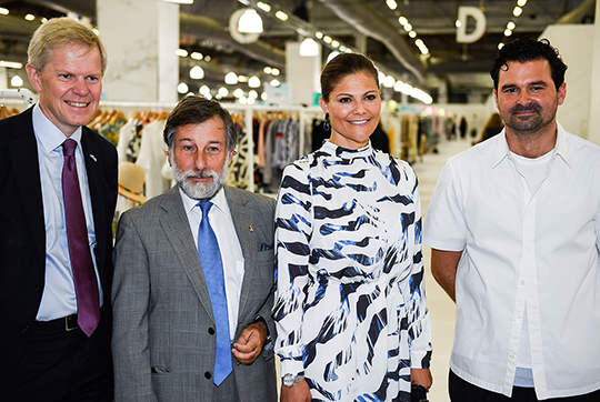 Björn Lyrvall, Sveriges ambassadör i USA, och Leif Pagrotsky, Sveriges generalkonsul i New York, Kronprinsessan och Chris Corrado, Capsule Show Director, under besöket på Capsule Fashion Trade Show i New York. 