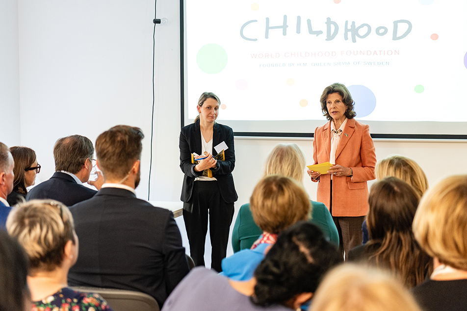 Drottningen och socialtjänstminister Camilla Waltersson Grönvall under ett av de arrangerade Childhood-seminarierna. 