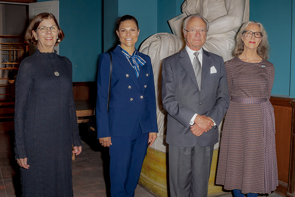 Kungen och Kronprinsessan tillsammans med preses Helena Tallius Myhrman och ständig sekreterare Elisabeth Alsheimer Evenstedt vid Konstakademien. F