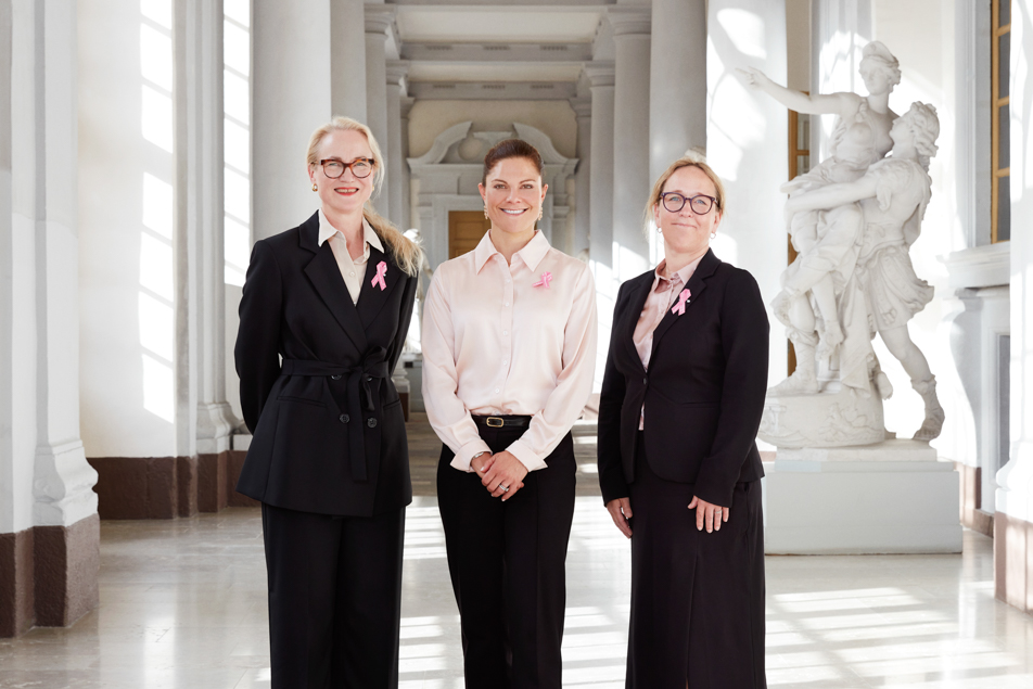 Kronprinsessan tillsammans med Cancerfondens generalsekreterare Ulrika Årehed Kågström samt ordförande i Cancerfondens forskningsnämnd Malin Sund. 