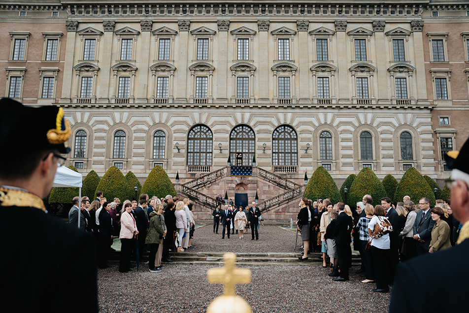 Kungafamiljen anländer till ceremonin på Logården.