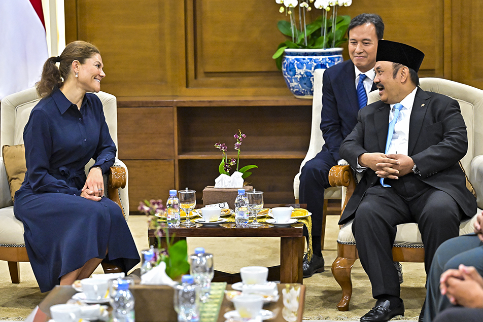 Kronprinsessan vid mötet med minister Rachmat Pambudy.