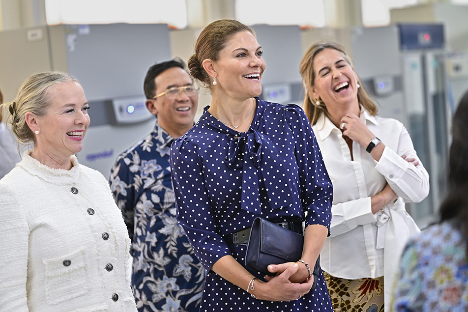 Kronprinsessan tillsammans med Diana Janse och Sara Ferrer Olivella.