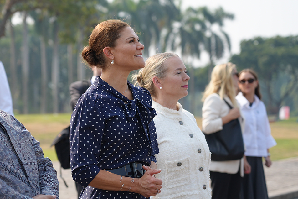 Kronprinsessan tillsammans med delegationen vid nationalmonumentet.