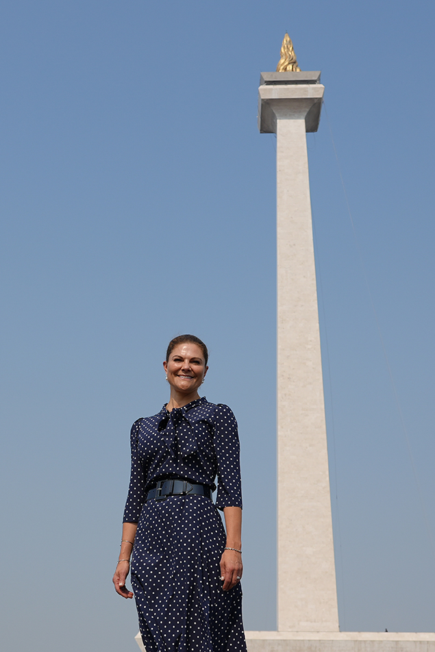 Kronprinsessan framför monumentet Monas.