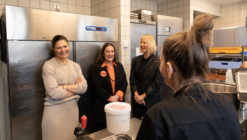 Kronprinsessan besökte köket på Mötesplats Mariatorget tillsammans med enhetschef Linda Hallin, direktor Åsa Paborn och kocken Åsa.