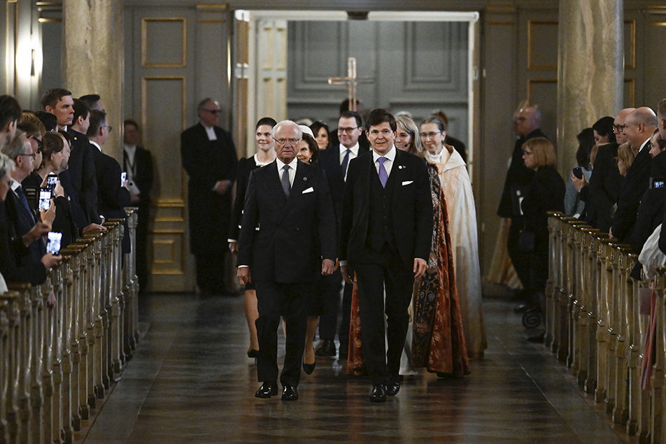 Kungafamiljen eskorteras in i Storkyrkan av riksdagens talman, domprost Marika Markovits och domkyrkokaplan Kristina Ljunggren.