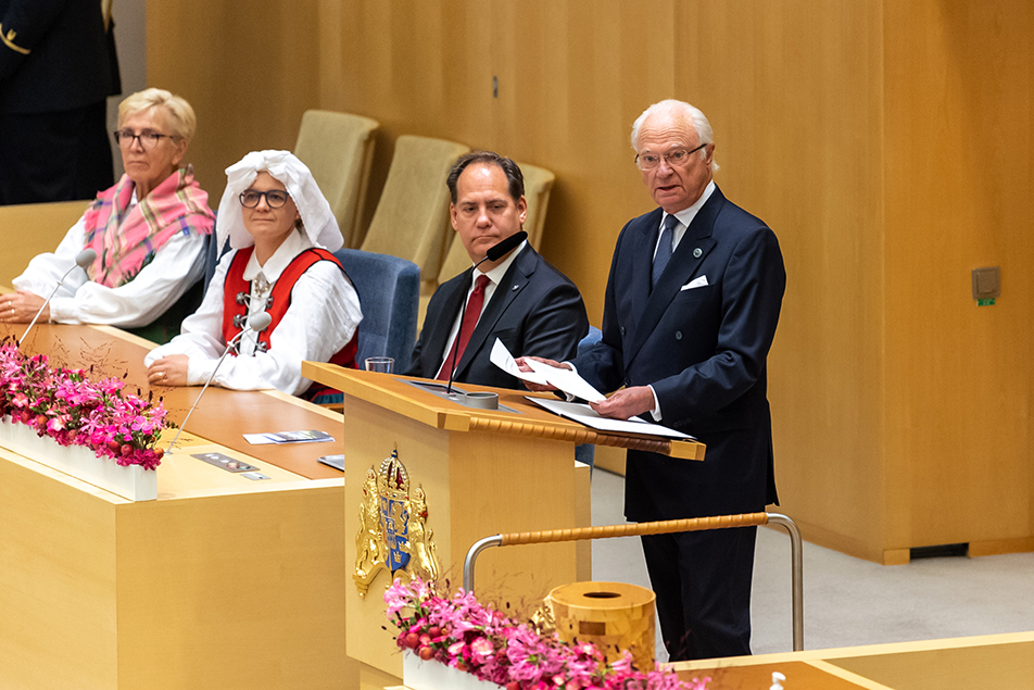 The King declares the 2022/2023 Parliamentary Session open in the Riksdag's chamber. 