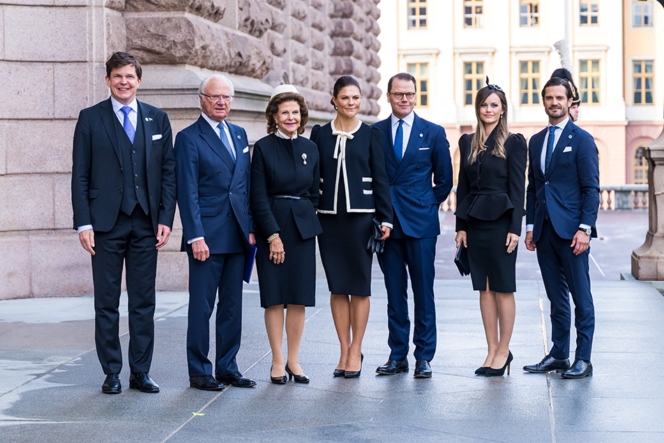 Riksdagens talman tog emot Deras Majestäter och Deras Kungliga Högheter på trappan till riksdagshuset.