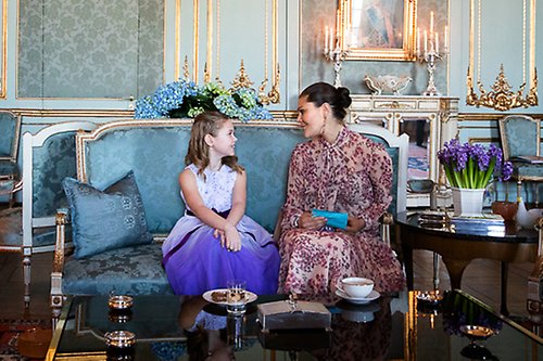 Emilia och Kronprinsessan i Prinsessan Sibyllas våning på Kungliga slottet. 